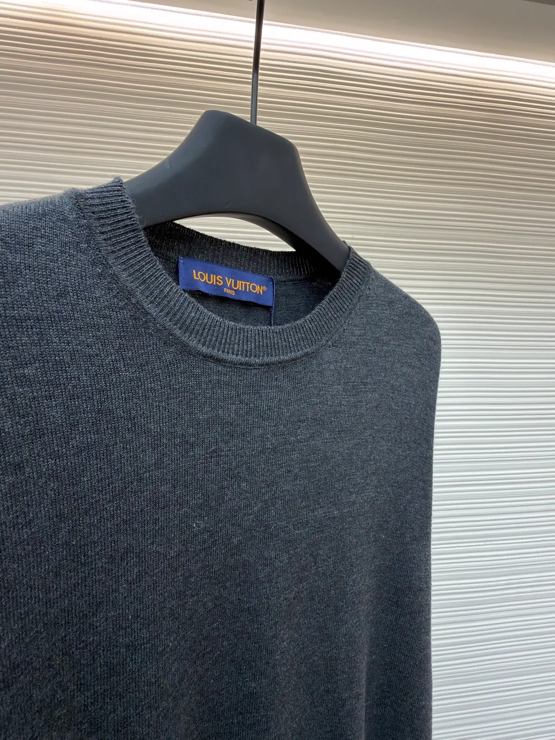LOUIS VUITTON cuff jacquard cashmere sweater ●Original version: Purchased and developed for 15100 ●Item number: 1681848-A75 ●Fabric: wool blended fabric ●Technology: jacquard knitting ●Color: gray ●Type: fitted version ●Weight: about 370 grams ●Size: S-M-L-XL ●Description: Made of 55% cashmere fabric with 45% cotton. The fabric is soft and comfortable and does not cling to the upper body. The three-dimensional and stylish version can be worn outside or as a base layer. The fabric is washed frequently to fix the pattern and color. The jacquard is made of professional point jacquard on wool looms imported from Germany, and is reproduced from the original 1:1 scanned pattern. This round-neck pullover is made of soft cashmere in trendy tones and features Monogram elements on the ribbed knitted cuffs. It goes well with a variety of looks. The overall wiring is straight and delicate, the fabric is comfortable and soft, and the color is consistent without color difference. It can be matched with the same style to create a fashionable look and control various occasions. Customized accessories, complete with three standards, same style for men and women!